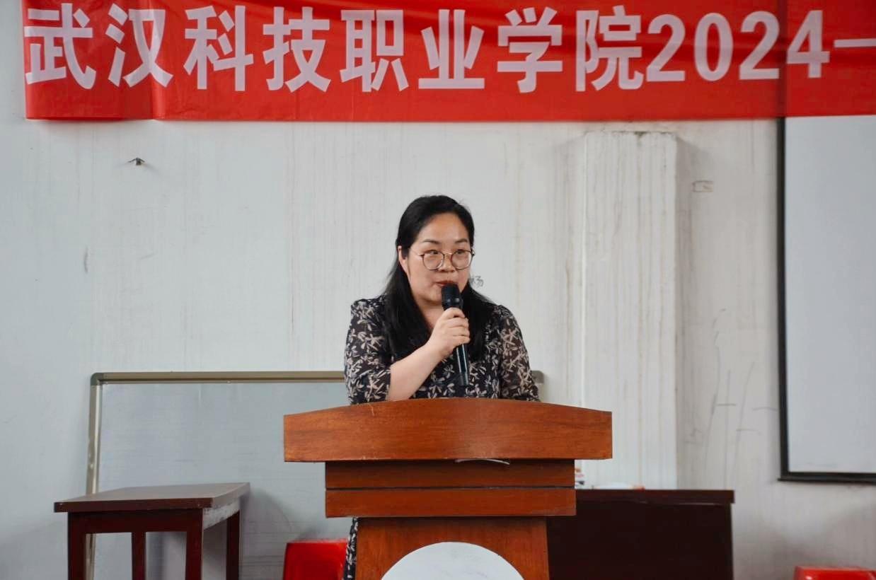 以青春之名，赴时代之约 ——武汉科技职业学院2024-2025学年“五四”表彰大会暨文艺汇演隆重举办