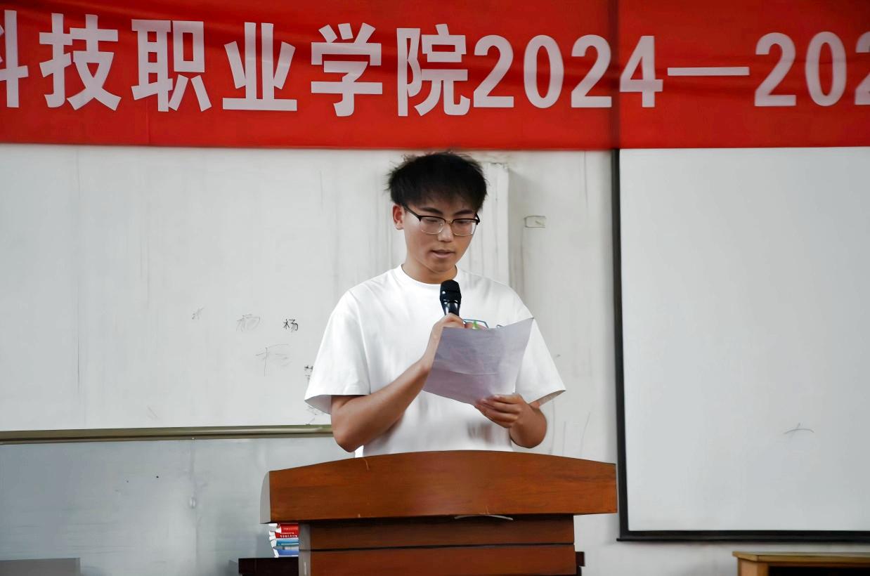 以青春之名，赴时代之约 ——武汉科技职业学院2024-2025学年“五四”表彰大会暨文艺汇演隆重举办