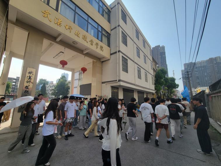 寻迹百年武九,解码匠心传承——我院开展四美塘文化公园沉浸式实践活动 寻迹百年武九,解码匠心传承——我院开展四美塘文化公园沉浸式实践活动