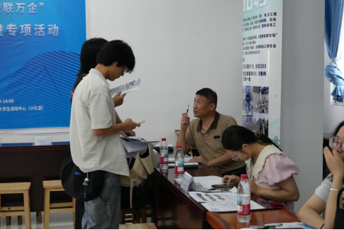 毕业进行时,就业零距离: 武汉科技职业学院毕业证领取日巧设就业直通车 毕业进行时,就业零距离: 武汉科技职业学院毕业证领取日巧设就业直通车