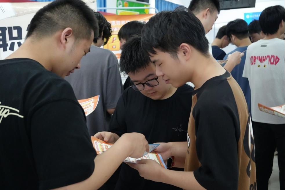 毕业进行时，就业零距离:  武汉科技职业学院毕业证领取日巧设就业直通车
