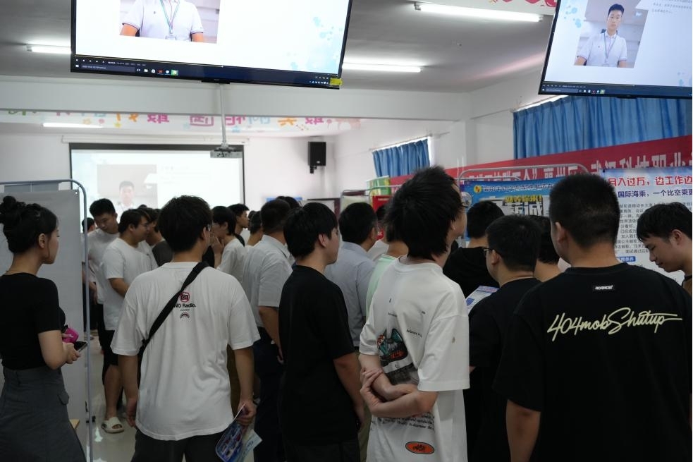 毕业进行时,就业零距离: 武汉科技职业学院毕业证领取日巧设就业直通车 毕业进行时,就业零距离: 武汉科技职业学院毕业证领取日巧设就业直通车