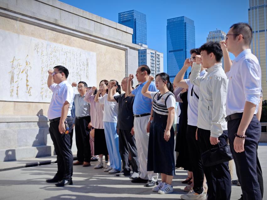 汲取防汛精神力量,共筑高校党建新篇——武汉科技职业学院、武汉城市职业学院计算机与电子信息工程学院共赴武汉防汛纪念碑开展主题党建活动 汲取防汛精神力量,共筑高校党建新篇——武汉科技职业学院、武汉城市职业学院计算机与电子信息工程学院共赴武汉防汛纪念碑开展主题党建活动