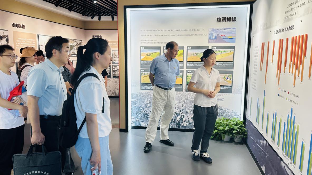 汲取防汛精神力量，共筑高校党建新篇——武汉科技职业学院、武汉城市职业学院计算机与电子信息工程学院共赴武汉防汛纪念碑开展主题党建活动