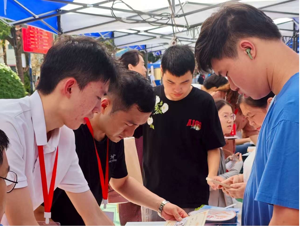 以心迎新，共赴星海——武汉科技职业学院圆满完成2025级新生迎接工作