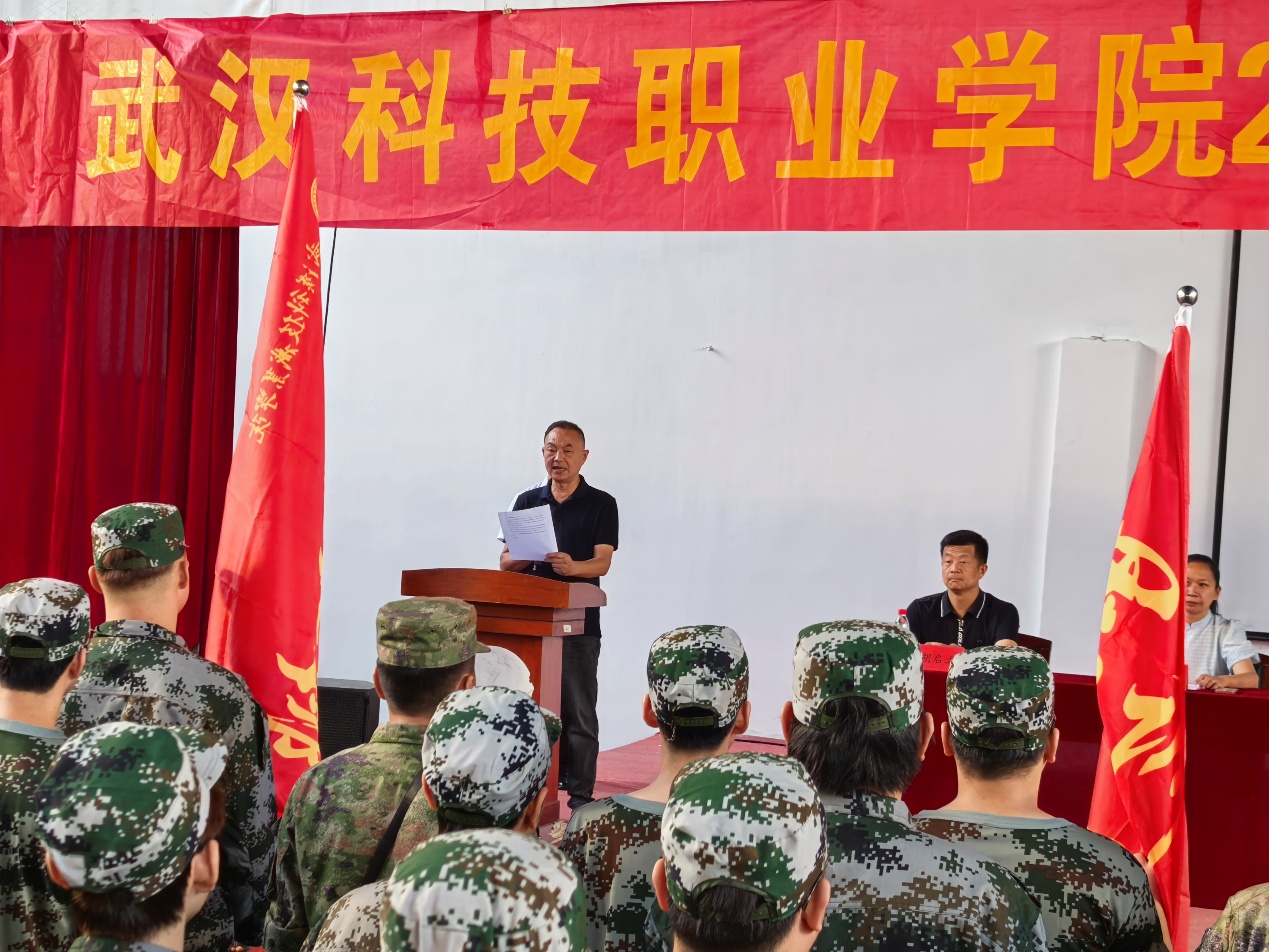 武汉科技职业学院2025年新生军训正式开营——铮铮青春正步走，意气风发戎装颜