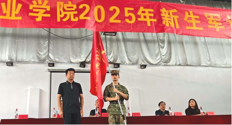 武汉科技职业学院2025年新生军训正式开营——铮铮青春正步走，意气风发戎装颜