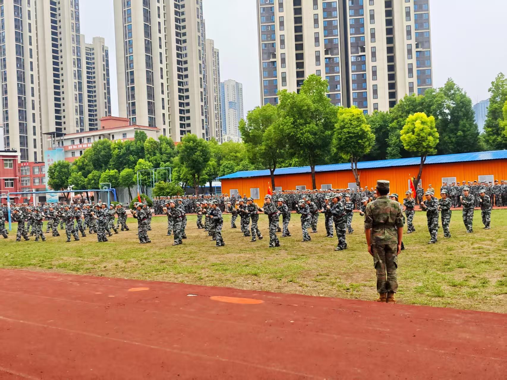 武汉科技职业学院隆重举行2025级新生军训总结表彰大会