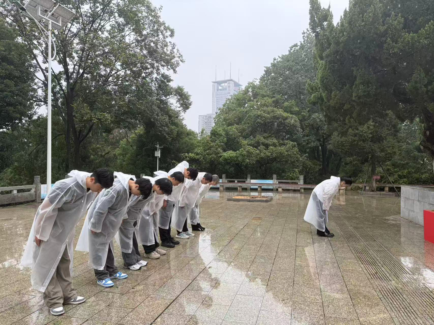 风雨寄哀思，精神永传承 ——我院师生赴施洋烈士陵园开展祭扫活动