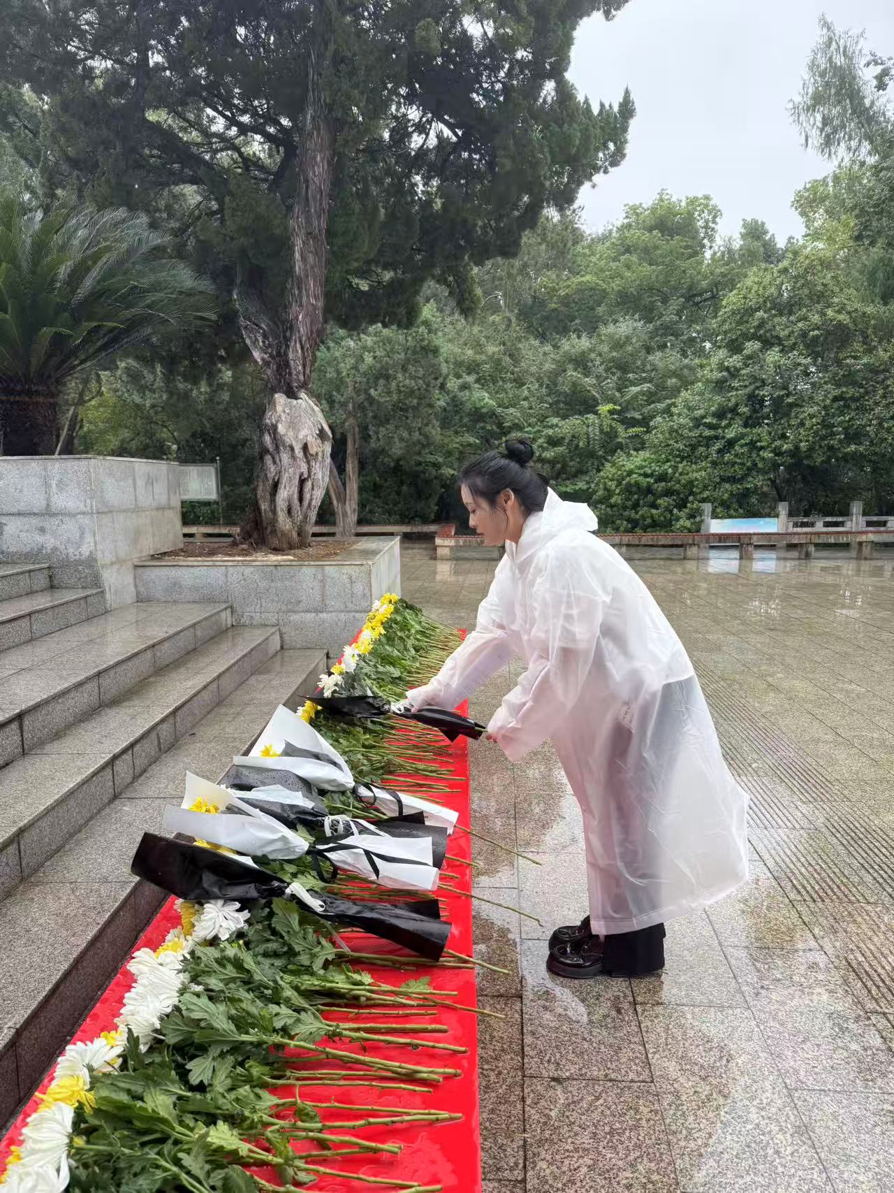 风雨寄哀思，精神永传承 ——我院师生赴施洋烈士陵园开展祭扫活动