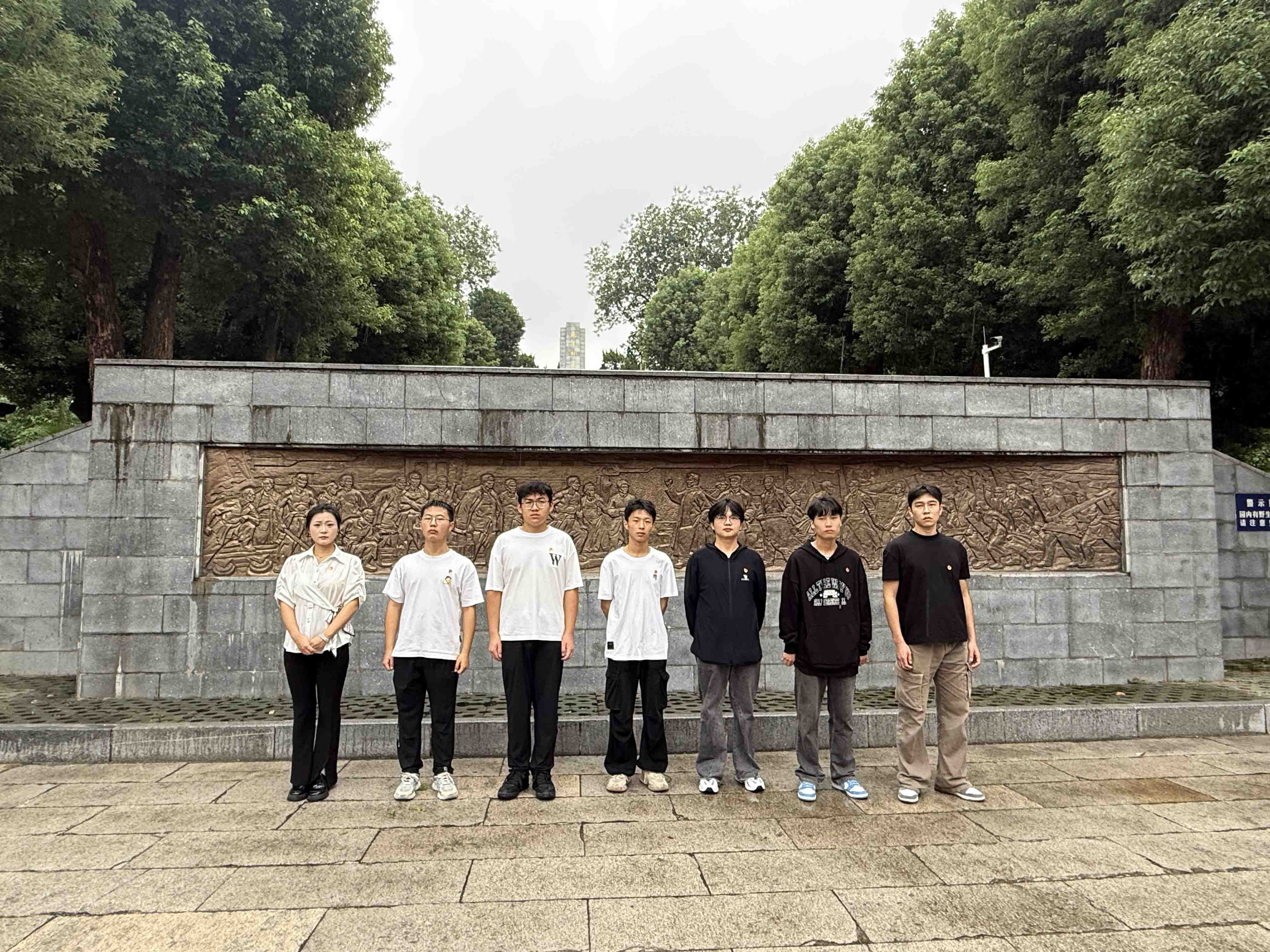 风雨寄哀思，精神永传承 ——我院师生赴施洋烈士陵园开展祭扫活动