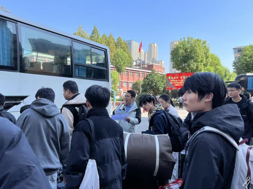 党建护航实习路 校企携手启新程—武汉科技职业学院52名学子赴武汉海尔电冰柜有限公司开展岗位实习 党建护航实习路 校企携手启新程—武汉科技职业学院52名学子赴武汉海尔电冰柜有限公司开展岗位实习