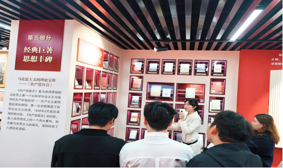 探寻真理之光 汲取奋进力量——我院师生前往华中师范大学参观“信仰之光——马克思主义文献典藏展” 探寻真理之光 汲取奋进力量——我院师生前往华中师范大学参观“信仰之光——马克思主义文献典藏展”