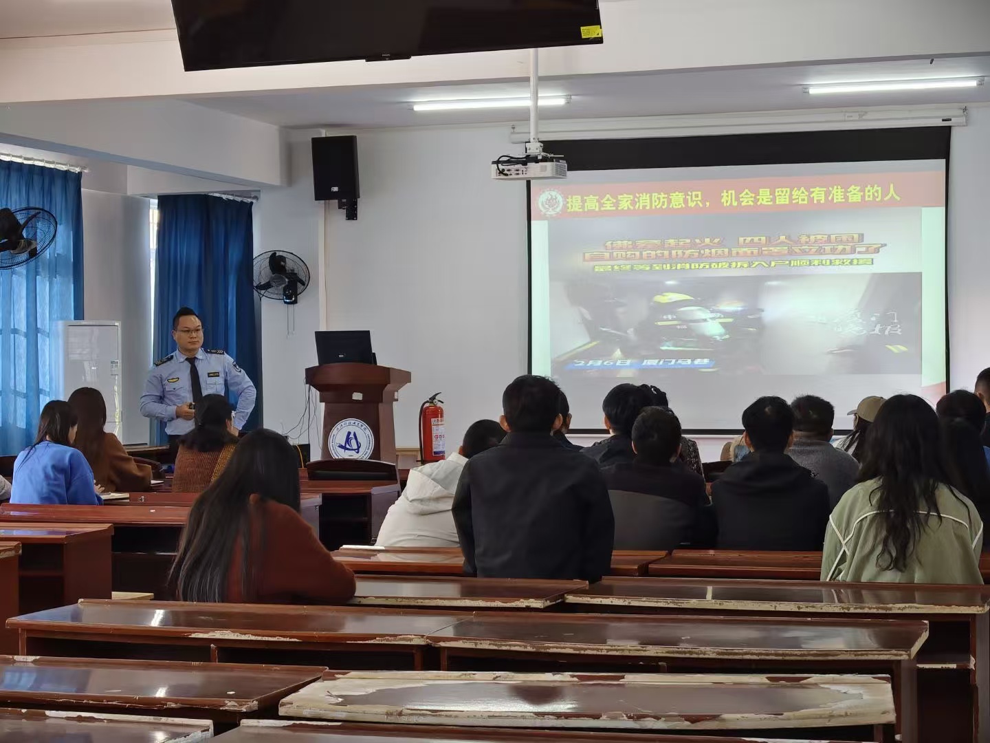 武汉科技职业学院开展消防安全专题培训 暨实战演练——筑牢校园安全防线 武汉科技职业学院开展消防安全专题培训 暨实战演练——筑牢校园安全防线
