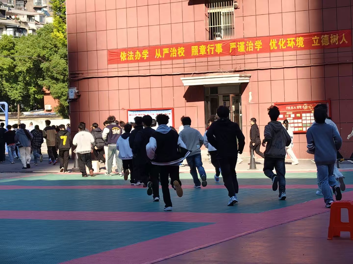 武汉科技职业学院开展消防安全专题培训 暨实战演练——筑牢校园安全防线 武汉科技职业学院开展消防安全专题培训 暨实战演练——筑牢校园安全防线