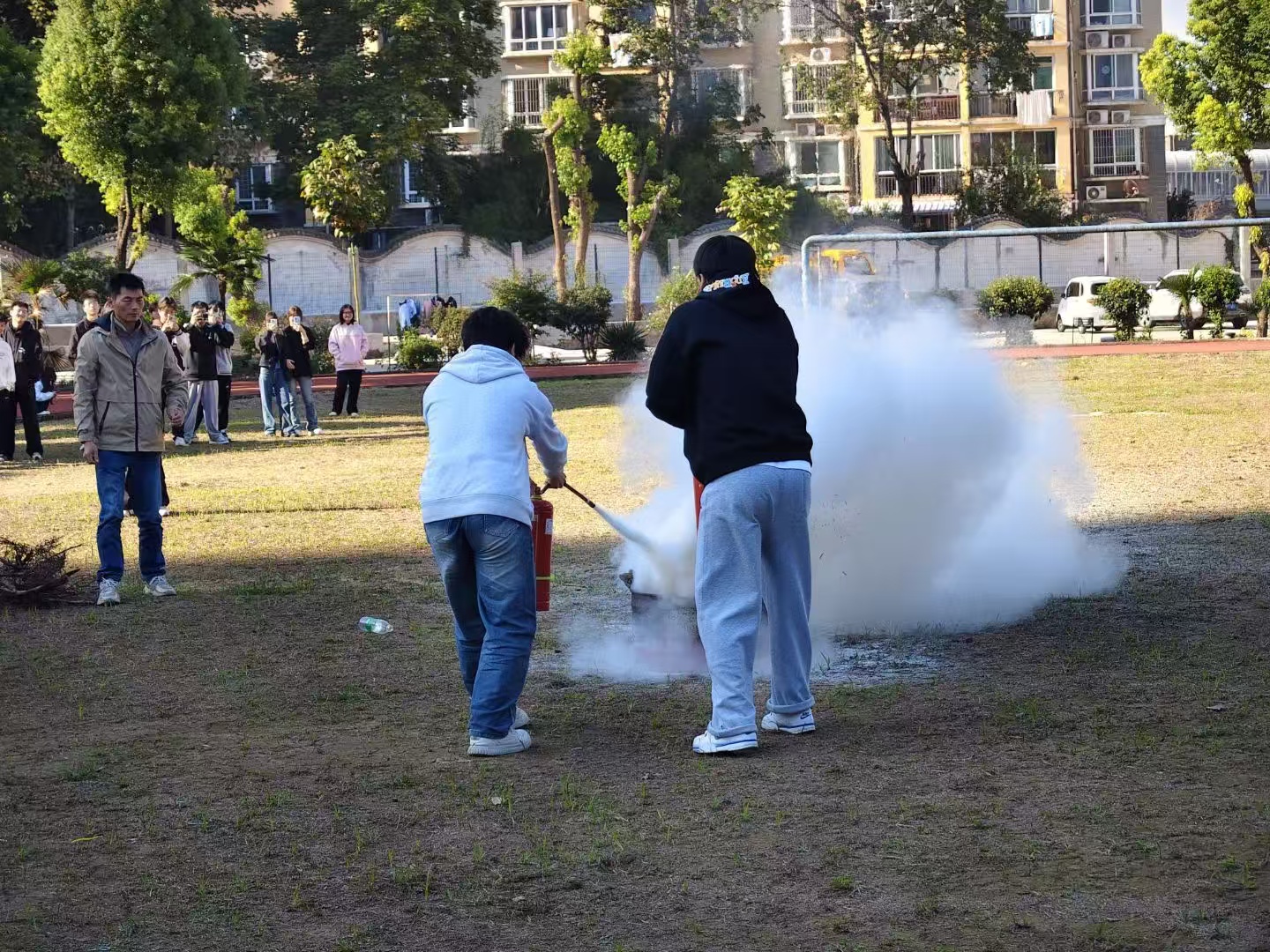 武汉科技职业学院开展消防安全专题培训 暨实战演练——筑牢校园安全防线 武汉科技职业学院开展消防安全专题培训 暨实战演练——筑牢校园安全防线