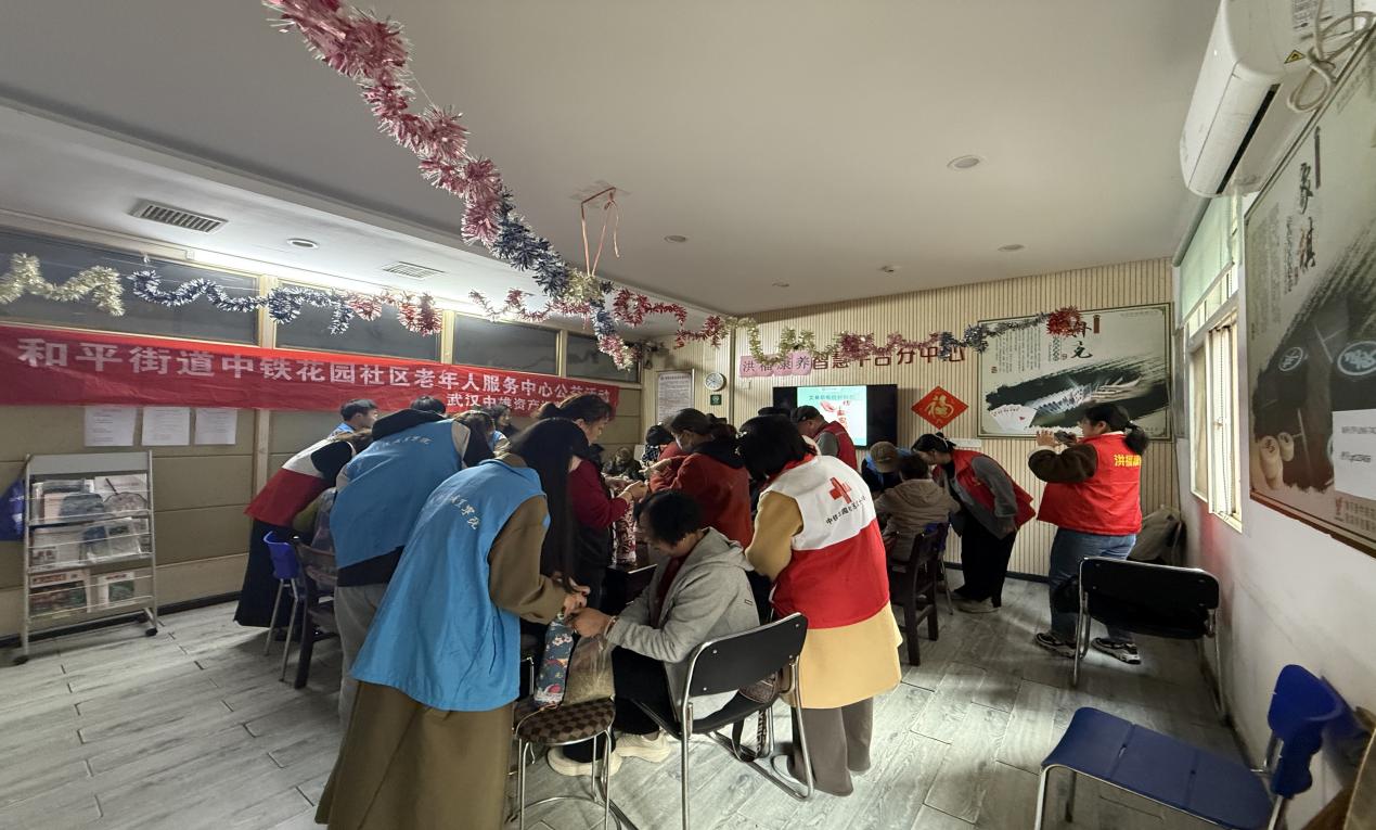 情暖重阳,枕护安康——武汉科技职业学院志愿者与长者共制艾草腰枕,乐享健康阳光 情暖重阳,枕护安康——武汉科技职业学院志愿者与长者共制艾草腰枕,乐享健康阳光