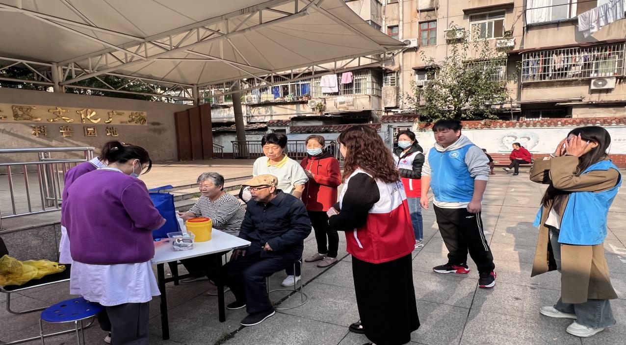 情暖重阳,枕护安康——武汉科技职业学院志愿者与长者共制艾草腰枕,乐享健康阳光 情暖重阳,枕护安康——武汉科技职业学院志愿者与长者共制艾草腰枕,乐享健康阳光