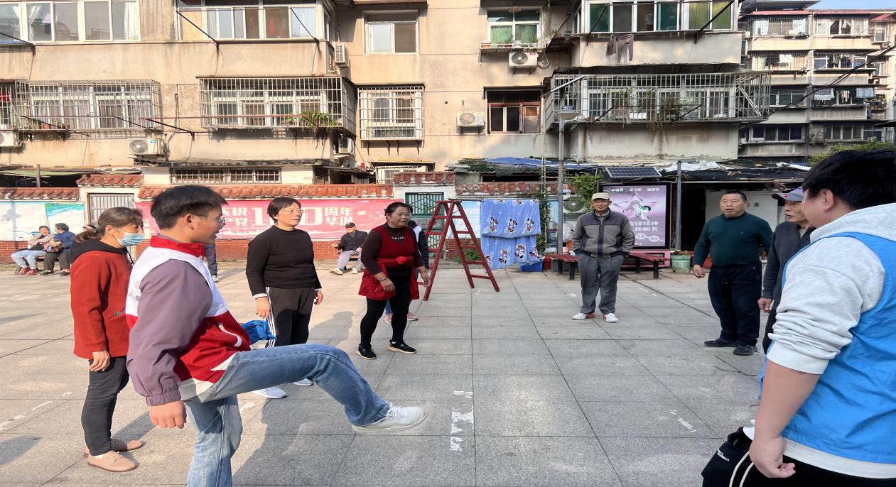 情暖重阳,枕护安康——武汉科技职业学院志愿者与长者共制艾草腰枕,乐享健康阳光 情暖重阳,枕护安康——武汉科技职业学院志愿者与长者共制艾草腰枕,乐享健康阳光