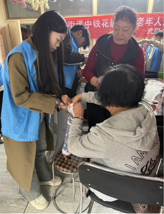 情暖重阳,枕护安康——武汉科技职业学院志愿者与长者共制艾草腰枕,乐享健康阳光 情暖重阳,枕护安康——武汉科技职业学院志愿者与长者共制艾草腰枕,乐享健康阳光