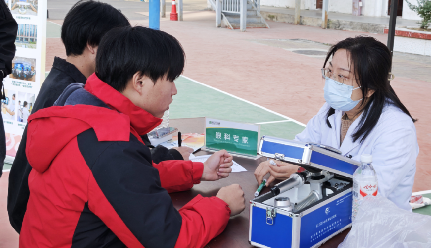 医校协同,暖心护航 ——武汉科技职业学院携手武汉市中心医院开展“公益义诊进校园”活动 医校协同,暖心护航 ——武汉科技职业学院携手武汉市中心医院开展“公益义诊进校园”活动