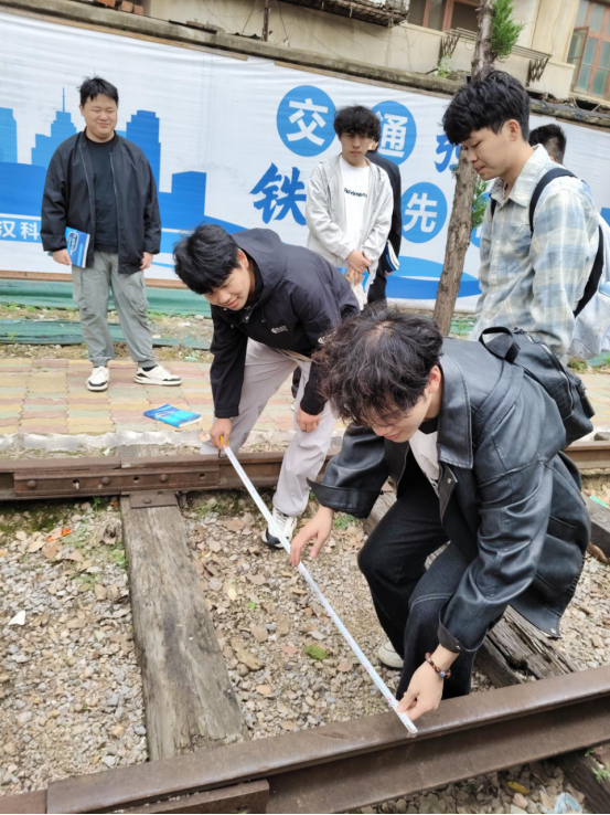 我院铁道机车运用与维护专业开展《铁道概论》课程实训活动