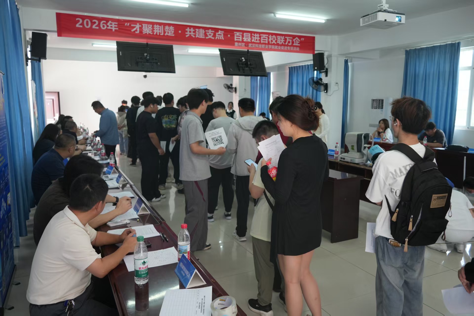 毕业进行时，就业零距离——武汉科技职业学院2026年校园招聘会搭建 就业直通车