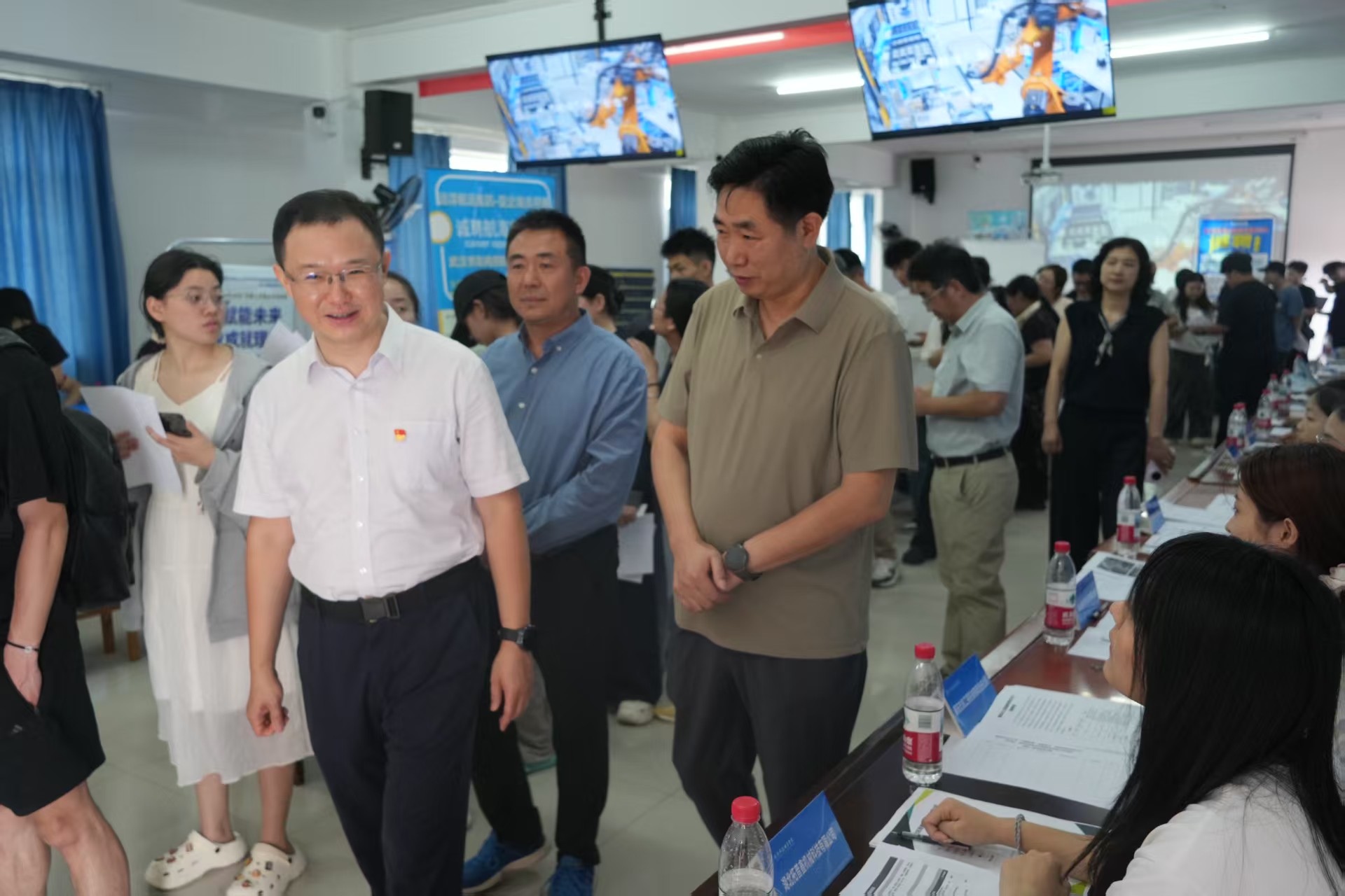 毕业进行时，就业零距离——武汉科技职业学院2026年校园招聘会搭建 就业直通车