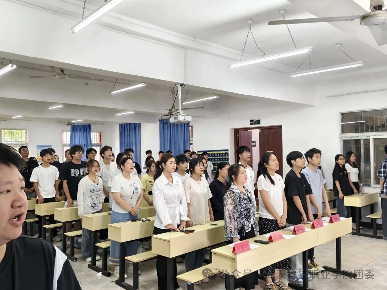 铮铮誓言，薪火相传  武汉科技职业学院第九期新团员入团仪式