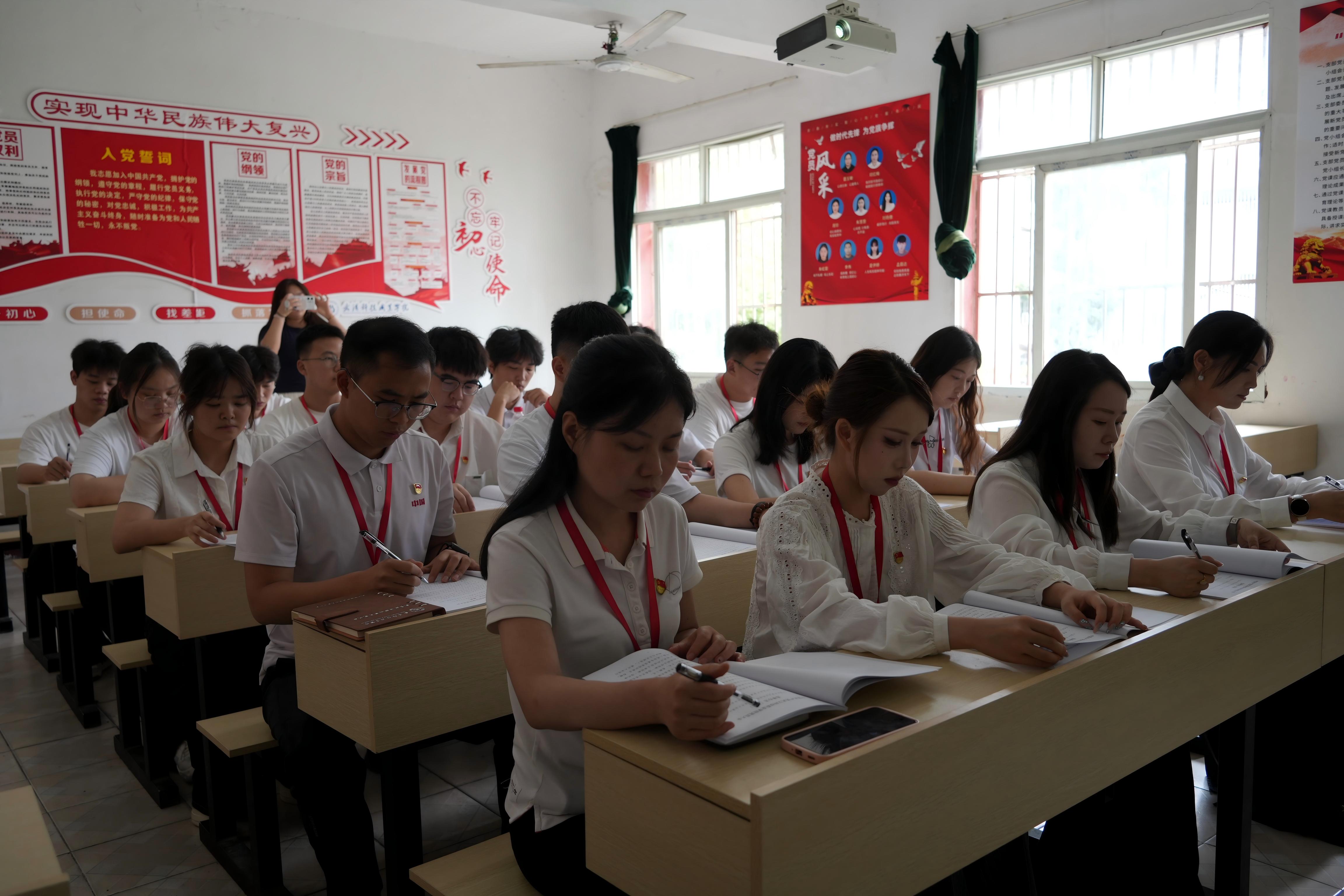 深耕红匠担使命 凝心聚力启新程 ——中国共产党武汉科技职业学院党员大会圆满召开
