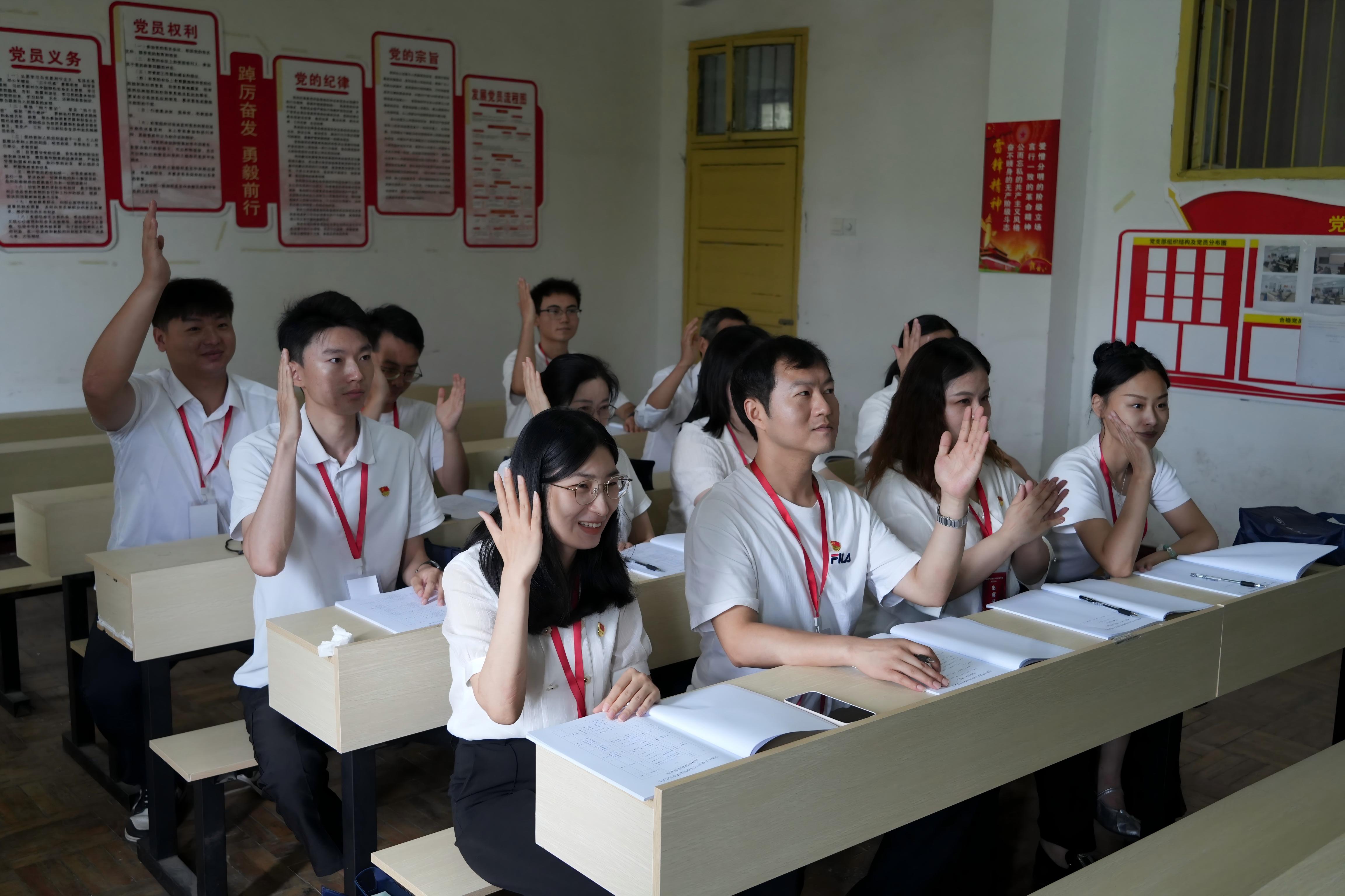 深耕红匠担使命 凝心聚力启新程 ——中国共产党武汉科技职业学院党员大会圆满召开