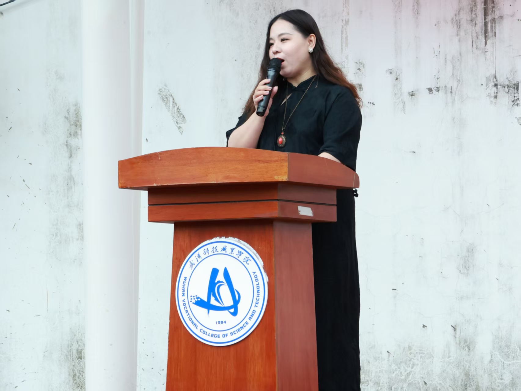 迷彩砺青春 技能启新程 ——武汉科技职业学院举行2026级新生开学典礼暨表彰大会