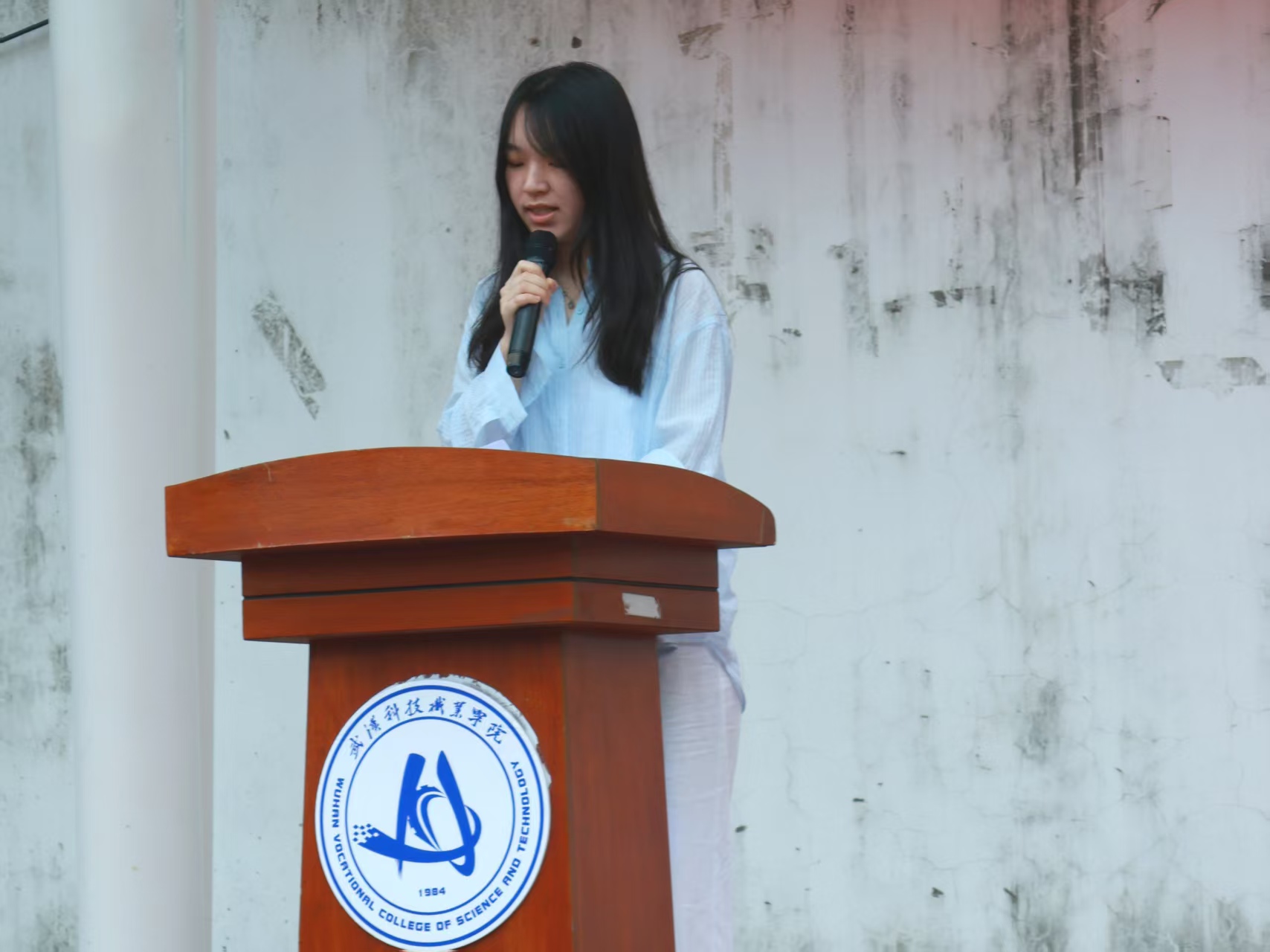 迷彩砺青春 技能启新程 ——武汉科技职业学院举行2026级新生开学典礼暨表彰大会
