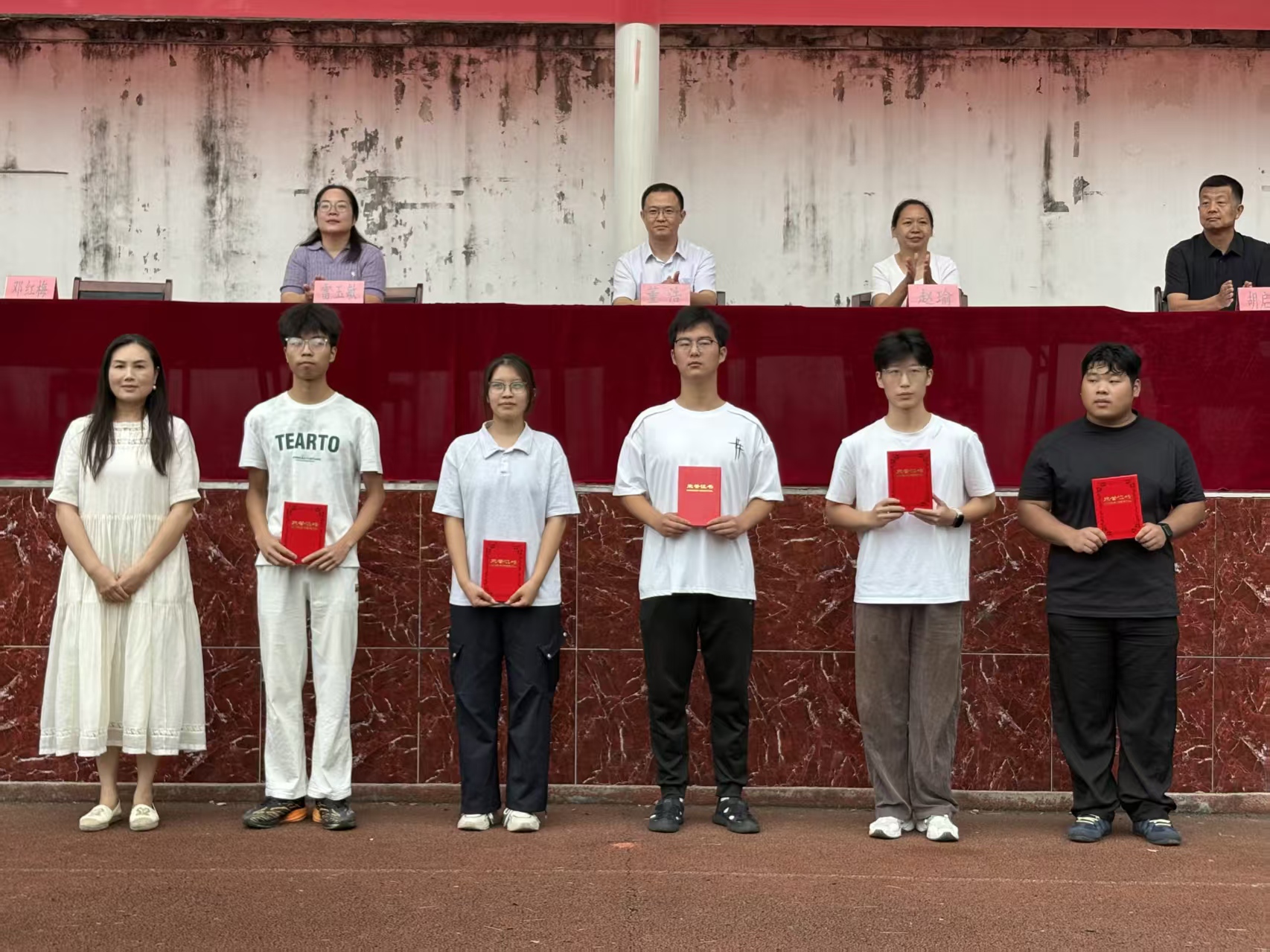 迷彩砺青春 技能启新程 ——武汉科技职业学院举行2026级新生开学典礼暨表彰大会