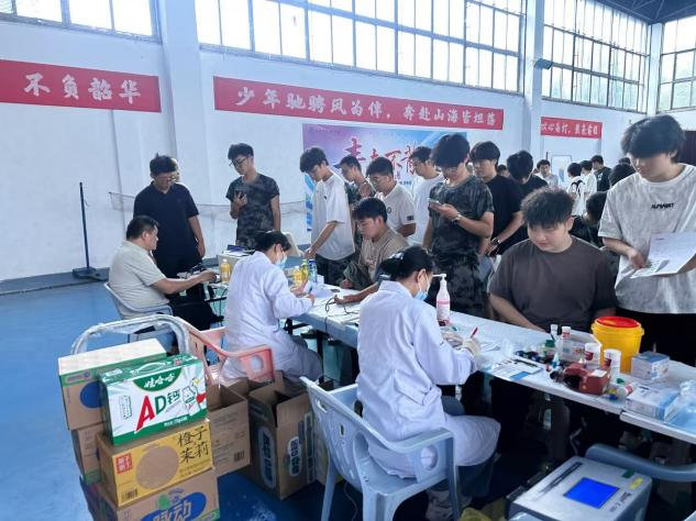 无偿献血传爱心，校地联动显担当 ——武汉科技职业学院联合杨园街道开展无偿献血公益活动  