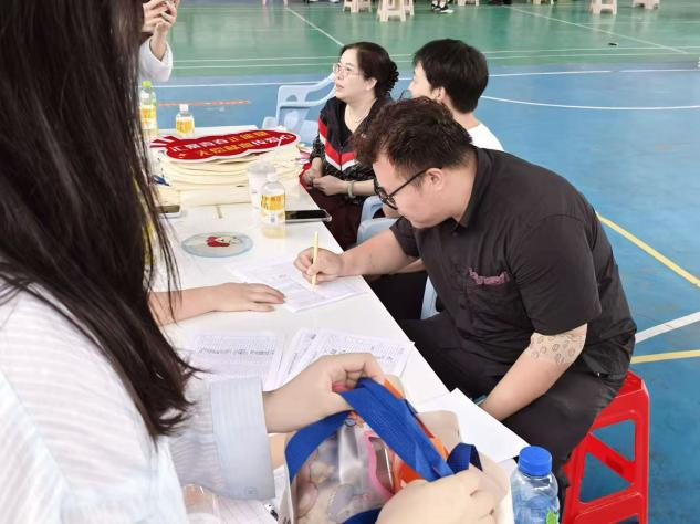 无偿献血传爱心，校地联动显担当 ——武汉科技职业学院联合杨园街道开展无偿献血公益活动  