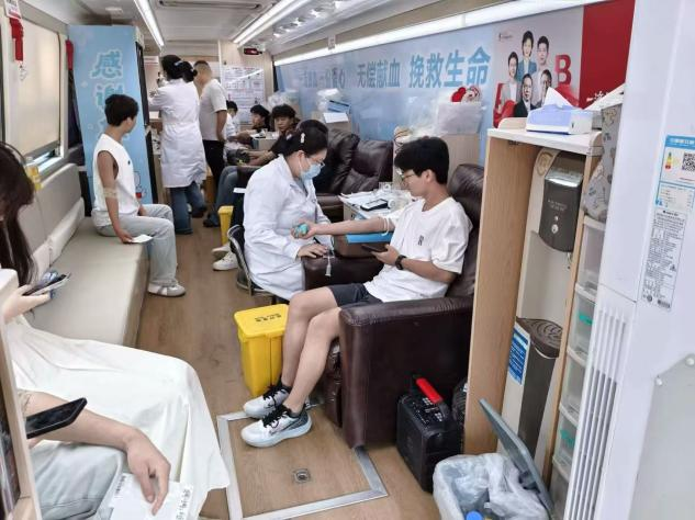 无偿献血传爱心，校地联动显担当 ——武汉科技职业学院联合杨园街道开展无偿献血公益活动  