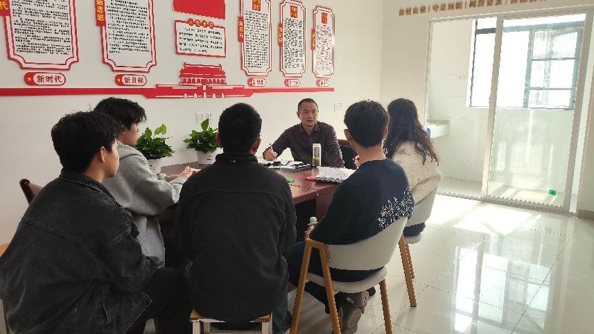 武汉科技职业学院党委书记进学生社区 践行中央八项规定精神