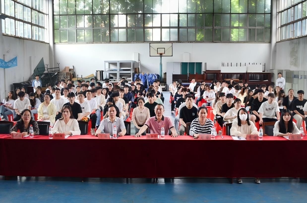 以青春之名，赴时代之约 ——武汉科技职业学院2024-2025学年“五四”表彰大会暨文艺汇演隆重举办