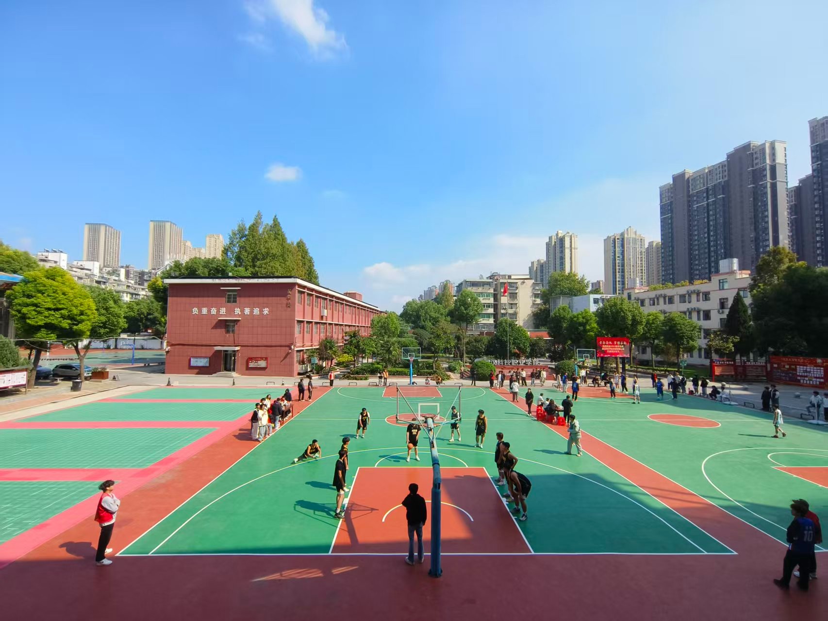 赛场燃情，以球会友！ 武汉科技职业学院第二十届“希望杯”篮球赛精彩收官