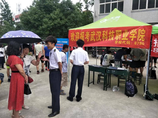 媒体以“地铁建设催生人才需求 轨道交通专业受热捧”为题对我院招生进行报道