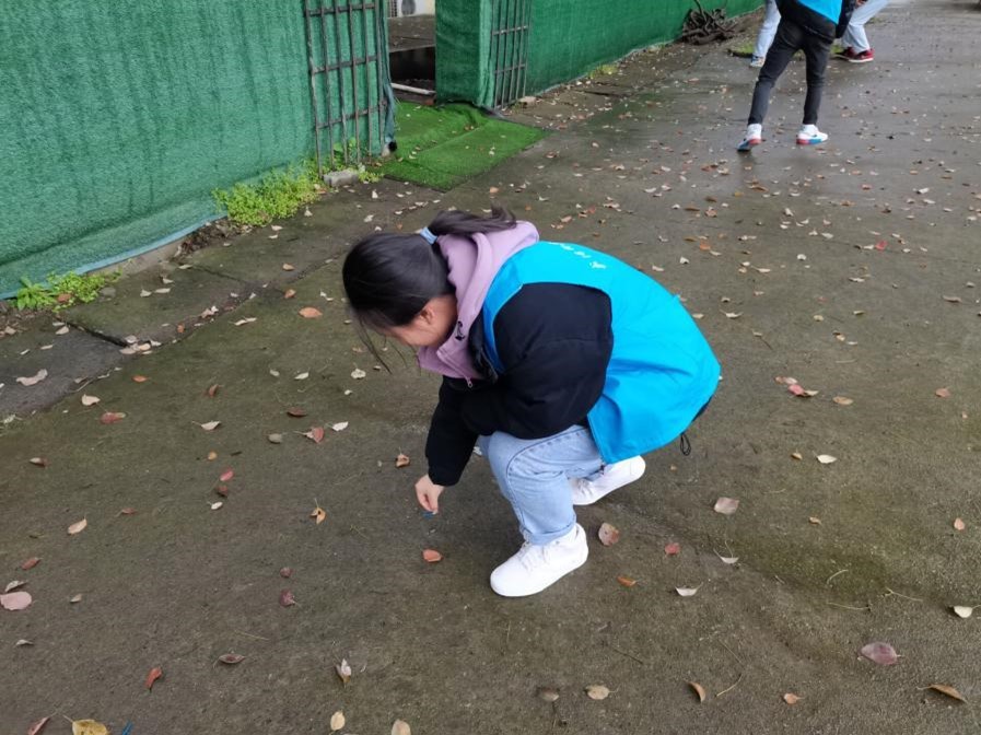 武汉科技职业学院“雷锋月” 清扫校园志愿活动