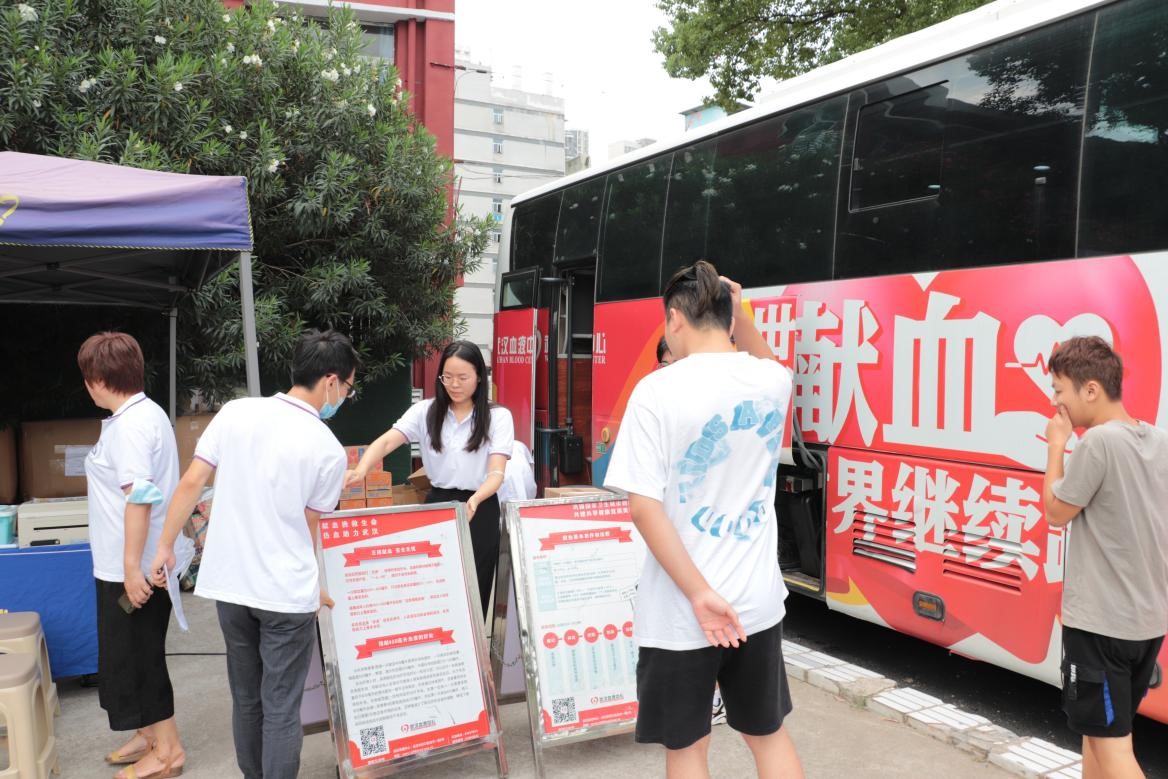 我院组织百余名学生参加杨园街道  团体无偿献血活动